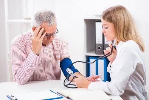 TENSIÓN BAJA EN ANCIANOS: ¿CÓMO CONTROLAR LA PRESIÓN ARTERIAL? 5arrugas