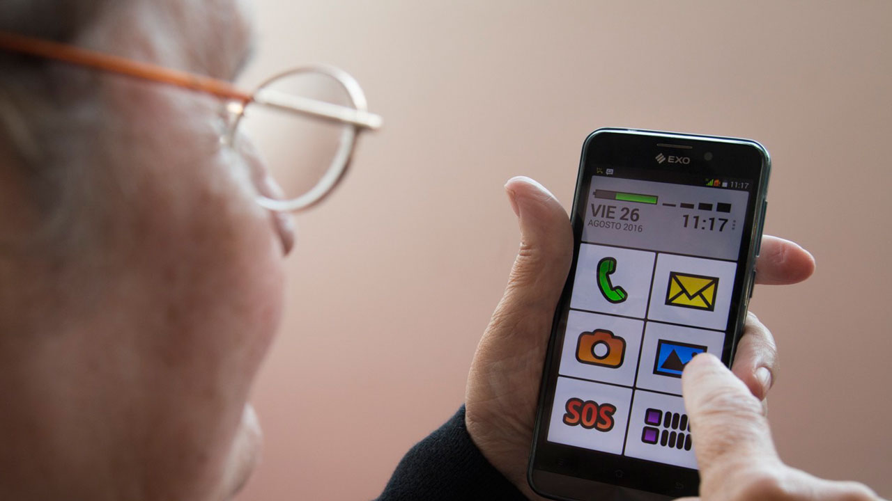 Características de un teléfono móvil para personas #mayores by @eMayoresTIC  #TerceraEdad
