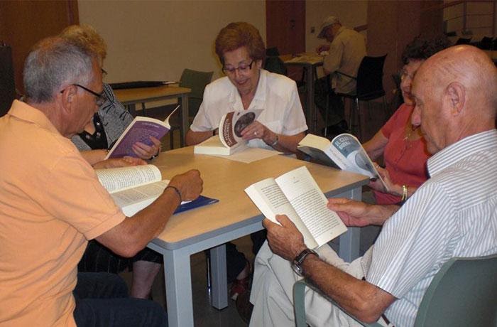 CÍRCULOS DE LECTURA, ACTIVIDAD A LA MEDIDA DE MAYORES 17rodillas