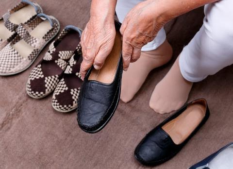 ¿CÓMO ELEGIR EL CALZADO APROPIADO, PARA LAS PERSONAS MAYORES? 9asma