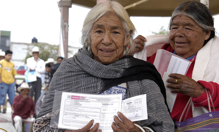 Adultos mayores recibiendo pensiones  