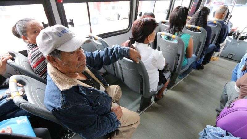 Adultos mayores en transporte público