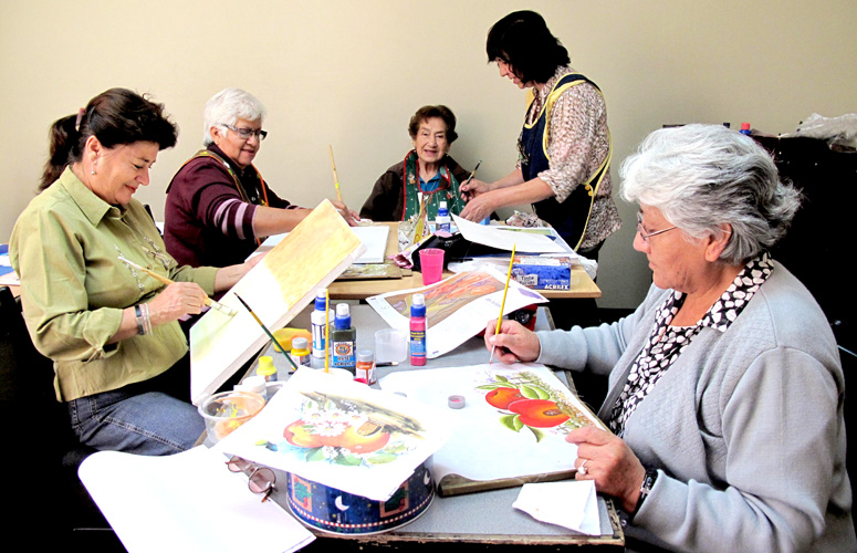 Cursos y talleres para adultos mayores en UACJ.