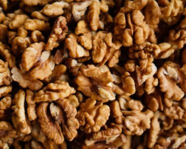 4 BENEFICIOS DE COMER NUECES EN ADULTOS MAYORES