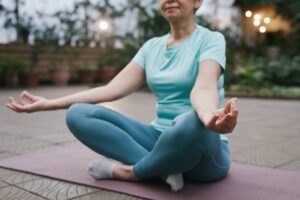 Los beneficios del Yoga para Adultos Mayores y cómo practicarlo de forma segura 1adultos mayores