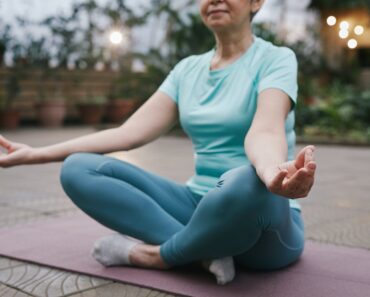 Los beneficios del Yoga para Adultos Mayores y cómo practicarlo de forma segura